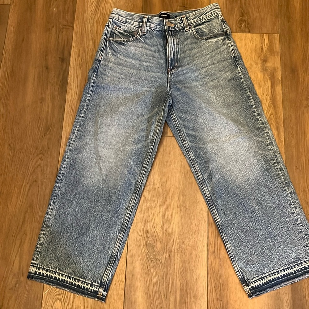 Straight wide pants with a relaxed clean style.